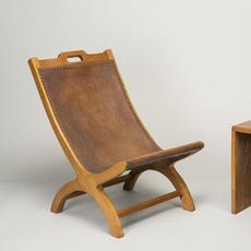 瑪麗“莫莉”格雷戈裏，懶惰的J椅子，大約1945年，灰，皮革，黃銅，26 3/4 × 17 1/8 × 24 /2英寸。阿什維爾藝術博物館。©瑪麗·格裏高利莊園，形象大衛·迪特裏希
