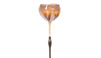 蒂凡尼工作室#23819藝術玻璃花卉形狀花瓶，16英寸高，有一個優雅的青銅底座和莖持有一個藝術玻璃“bloom”薰衣草和蛋白石拉羽毛設計。