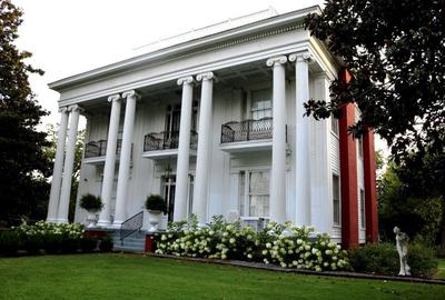 曆史悠久的亞當斯法國宅邸正在以75萬美元的價格出售，這是位於密西西比州阿伯丁的一處7000平方英尺的宏偉的戰前住宅，已被列入國家曆史名勝名錄。
