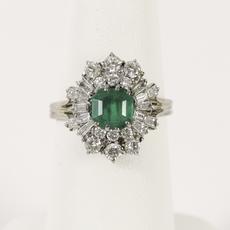 一枚祖母綠和鑽石18K白金戒指(估價:1600 - 1800美元)